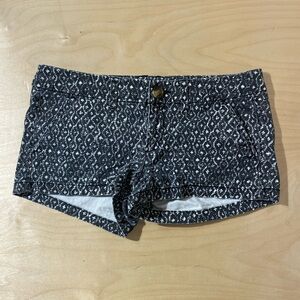 American Eagle Women's Black Patterned Shorts 6 (MY)